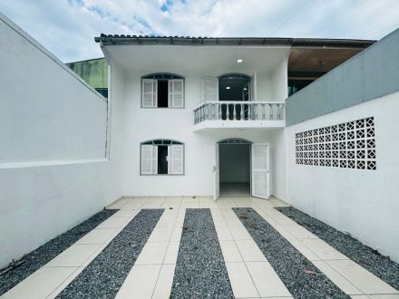 SOBRADO 4 QUARTOS APENAS 180 METROS DO MAR - FINANCIE