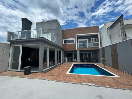 EXCELENTE SOBRADO ALTO PADRÃO COM PISCINA